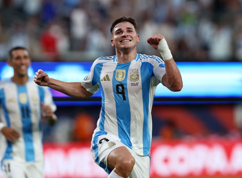 Foto del martes del delantero de Argentina Julian Alvarez celebrando tras marcar ante Canadá