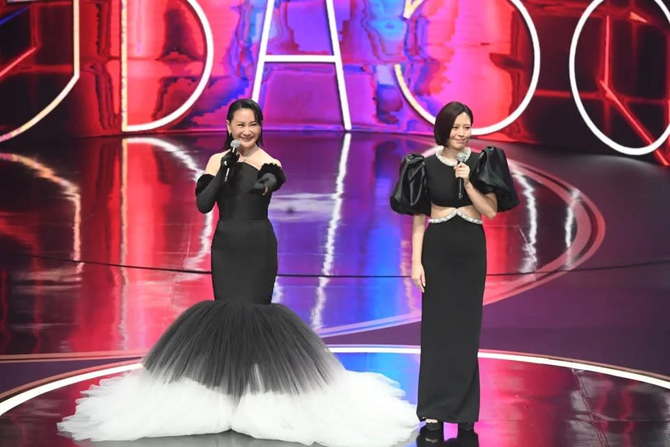 陳亞蘭與劉品言開場都選用黑色搭配銀白色的禮服設計展現大器、穩重感。(圖片來源：非凡娛樂、達志影像)