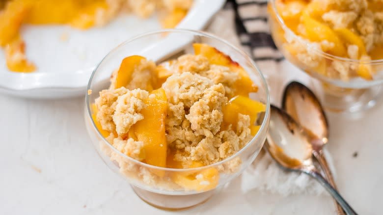 peach cobbler in clear bowl