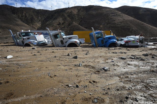 california mudslide leaves 115 cars stranded