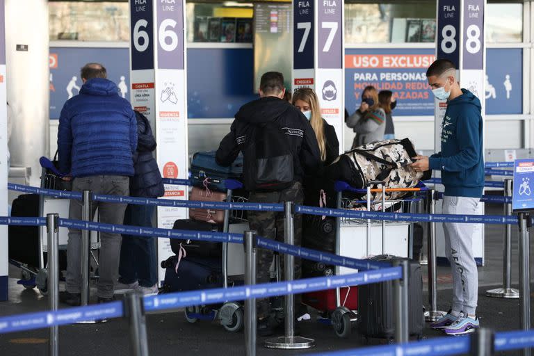 Llegada de pasajeros argentinos del exterior en el primer día de nueva flexibilización en las restricciones de vuelos