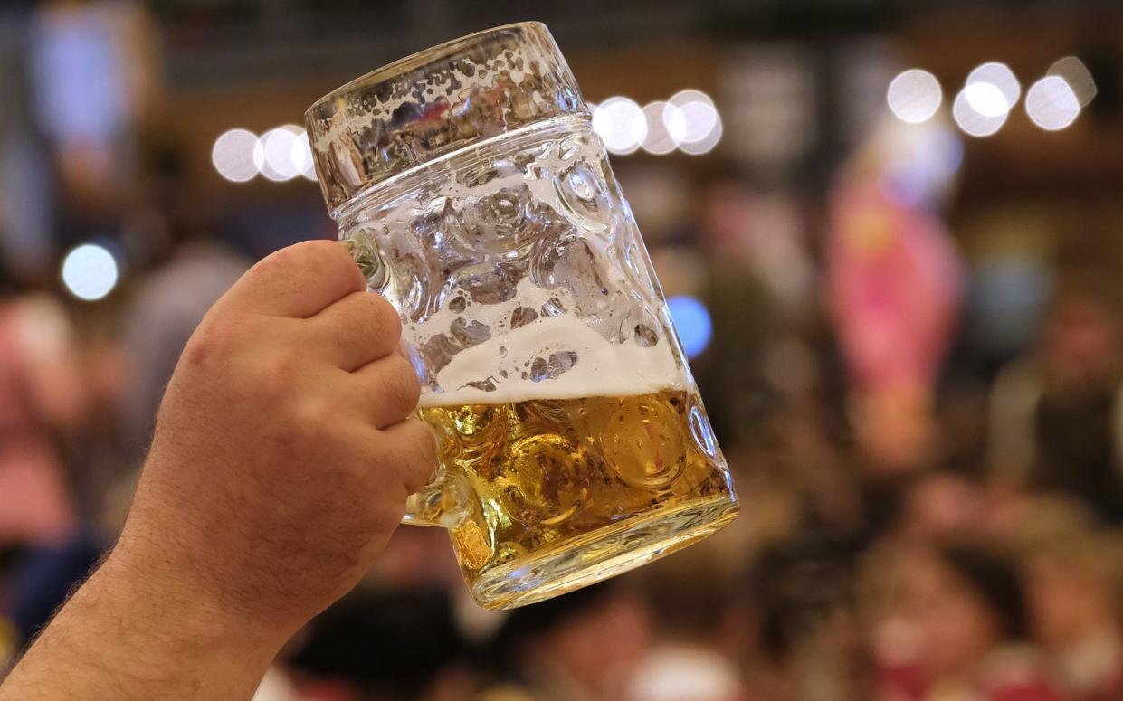 Trinken und Feiern zu "Layla": Für einen Wirt der Feuchter Kirchweih ist das vollkommen in Ordnung. (Bild: 2019 Getty Images/Sean Gallup)