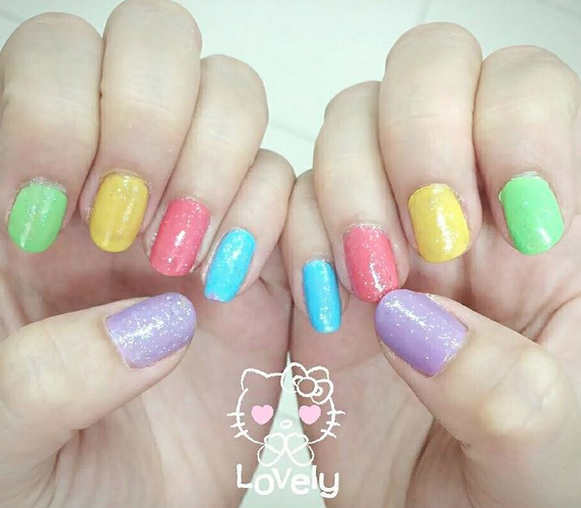 Natürlich gibt es passend zu den Rainbow-Wimpern und den Regenbogen-Haaren auch süße Rainbow Nails. Hier sieht man eine Version, bei der sich der Regenbogen über alle Fingernägel erstreckt. Besonders für Anfänger ist diese Version geeignet, denn man muss kein Nageldesigner sein, um die Nägel farbig zu lackieren – gelingt garantiert. Süß: Der glitzernde Überlack! Foto: Instagram/fili_kitty