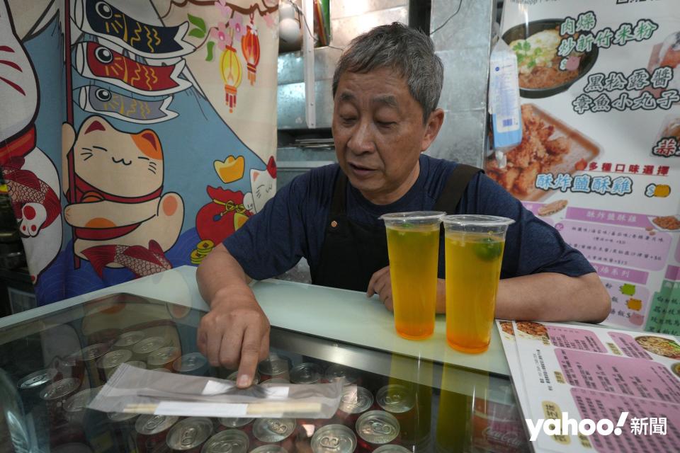 在觀塘一間賣日韓台料理的餐廳，店長洪先生表示目前仍會向顧客提供收費的膠餐具。
