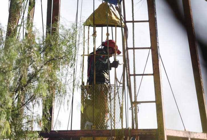 Foto del jueves de personal de rescate participando en la operación de rescate de los mineros atrapados en una mina de carbón que se derrumbó en Sabinas, estado de Coahuila