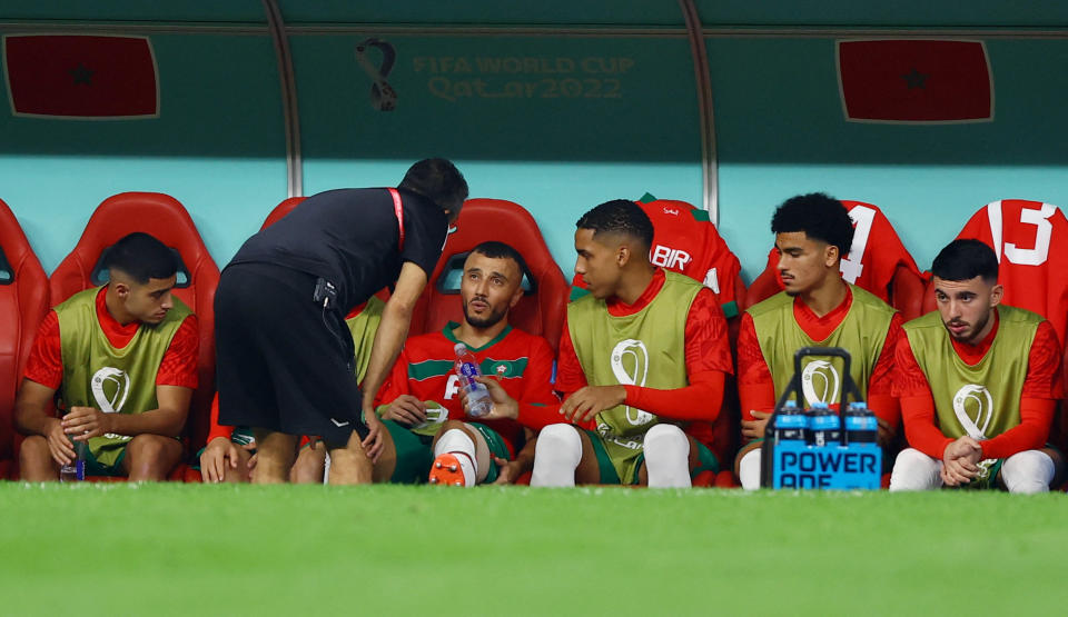 Romain Saiss tuvo que pedir su cambio en los primeros minutos del encuentro (Foto de: REUTERS/Molly Darlington)