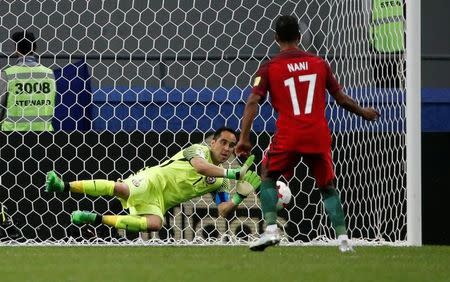 Foto del miércoels del arquero de Chile, Claudio Bravo, atajando un penal a Nani. Jun 28, 2017 La selección chilena de fútbol clasificó el miércoles a la final de la Copa Confederaciones al ganarle 3-0 a Portugal en la definición por penales gracias a tres atajadas de su arquero, Claudio Bravo, tras el 0-0 del tiempo reglamentario. REUTERS/Grigory Dukor