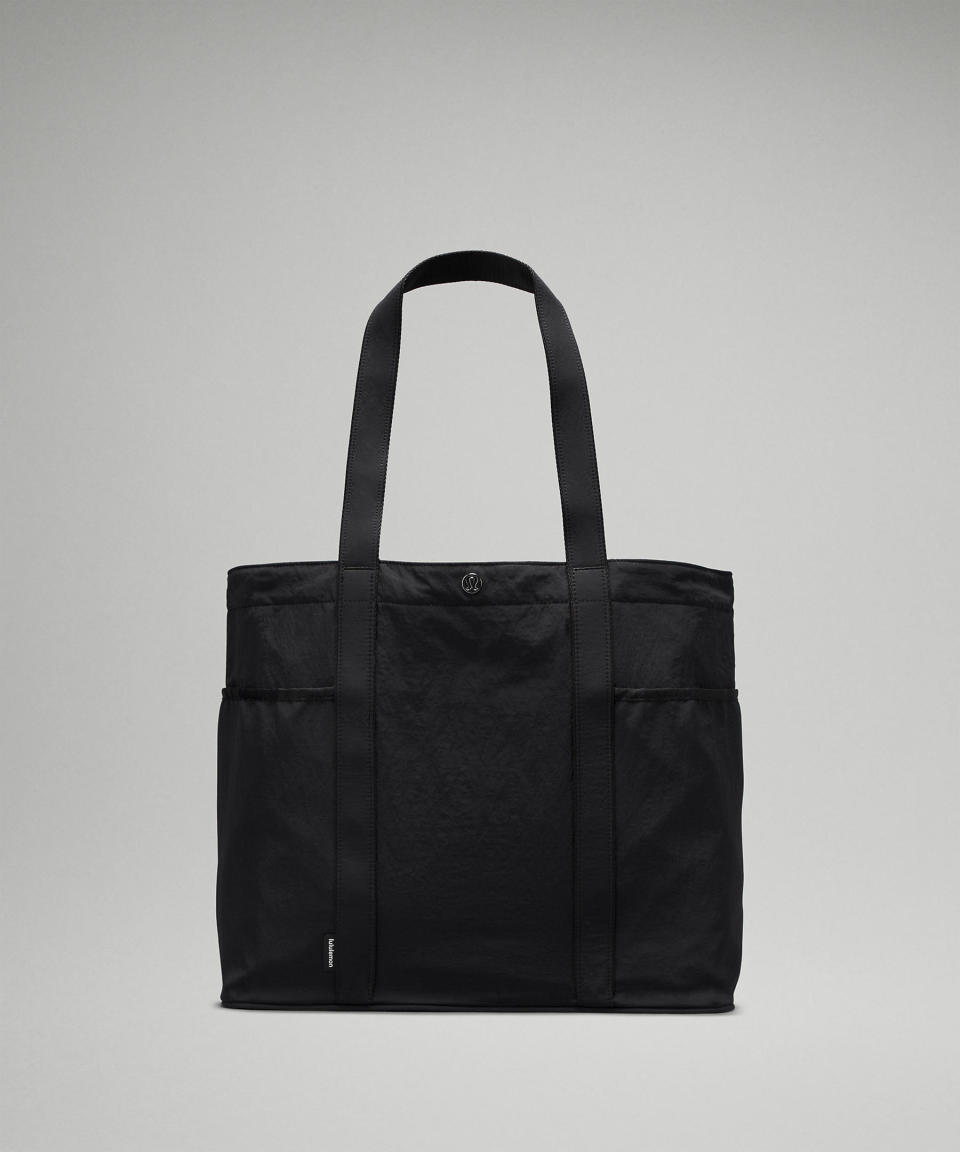 <p><a href="https://go.redirectingat.com?id=74968X1596630&url=https%3A%2F%2Fshop.lululemon.com%2Fp%2Fbags%2FDaily-Multi-Pocket-Tote-Bag-20L%2F_%2Fprod11570307&sref=https%3A%2F%2Fwww.esquire.com%2Fstyle%2Fmens-accessories%2Fg28122227%2Flaptop-bags-for-men%2F" rel="nofollow noopener" target="_blank" data-ylk="slk:Shop Now;elm:context_link;itc:0;sec:content-canvas" class="link ">Shop Now</a></p><p>Daily Multi-Pocket Tote Bag 20L</p><p>lululemon.com</p><p>$68.00</p>