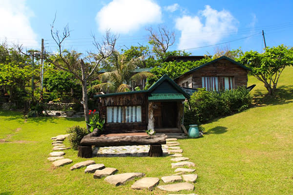 倚山傍海的牛山呼庭小木屋 (圖／花蓮縣政府)