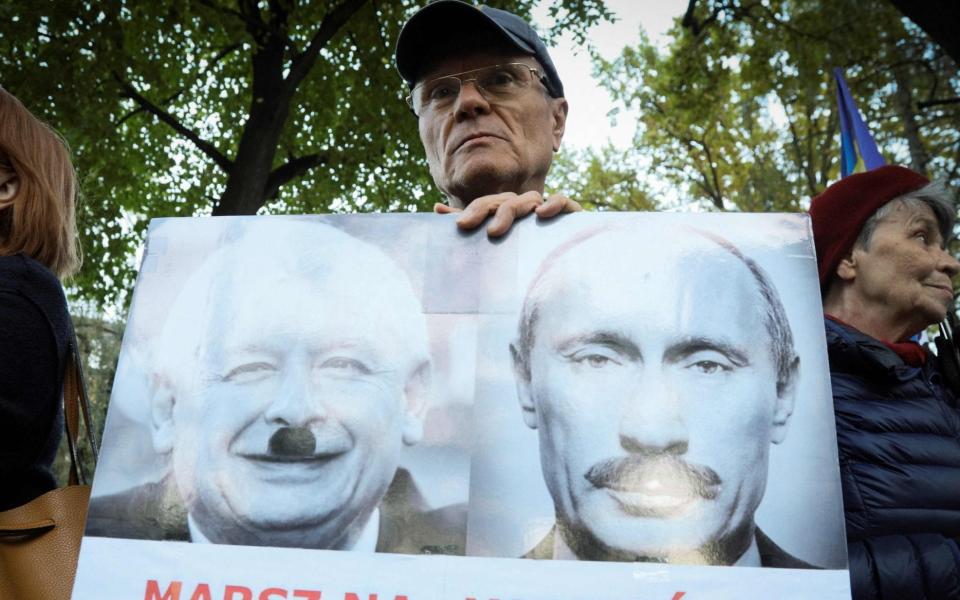 Justice party leader Jaroslaw Kaczynski and Russian President Vladimir Puting - Jaap Arriens/AFP via Getty Images