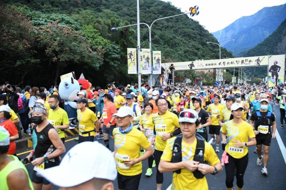 雲朗觀光太魯閣峽谷馬拉松開跑，一萬四千名選手迎著晨曦體驗太魯閣壯麗的峽谷風光。 （花蓮縣政府提供）