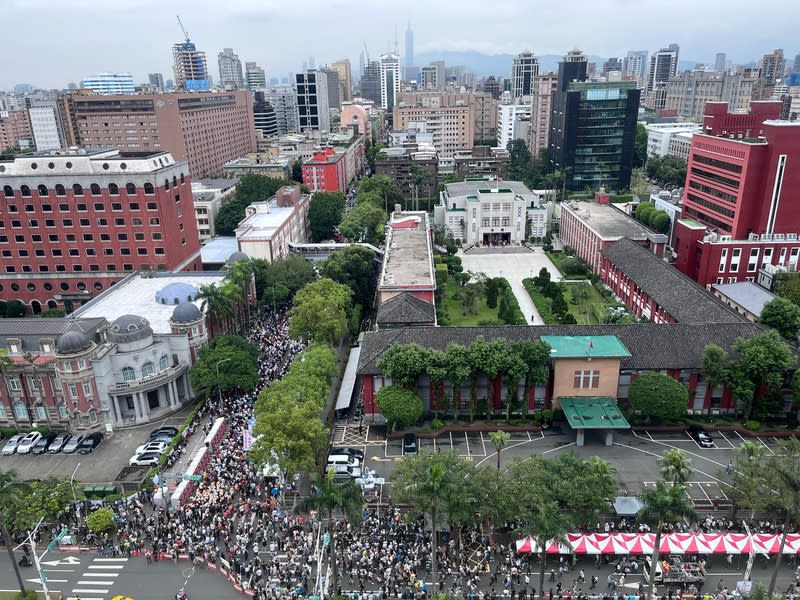 19日及20日立法院召開全院委員會審查國會改革法案覆議案，並將於21日院會記名投票表決，公民團體預告，審查期間將重回青島東路，訴求反對國會濫權。圖為從高處俯瞰青島東路至中山南路側。（中央社資料照）