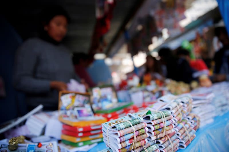 Foto del viernes de billetes y otros bienes durante la fiesta de "Alasitas" en La Paz