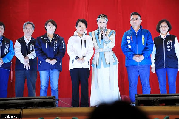 明華園無敵小生孫翠鳳感謝市長非常關心藝文團隊。