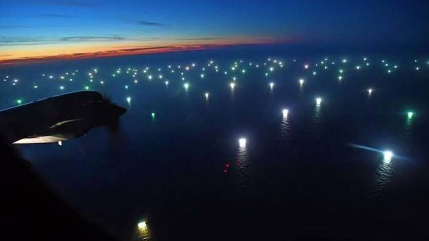 Así se ven los buques chinos pescando en zona argentina