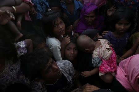 Rohingya refugees wait to receive relief aid at Kutupalong refugee camp, near Cox's Bazar, Bangladesh November 28, 2017. REUTERS/Susana Vera