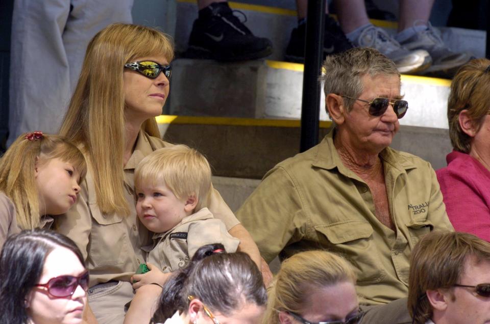 Steve’s dad Bob, pictured right with Terri and kids Bindi and Bob in 2006, reportedly wants to mend the rift between them before he dies. Source: Getty