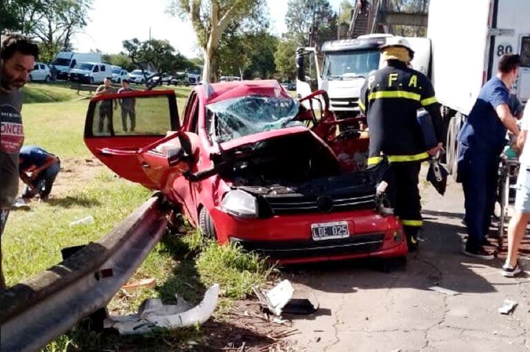 El choque entre el camión Iveco blanco y la Volskwagen Suran ocurrió minutos después de las 17 a la altura de Barrio Uno