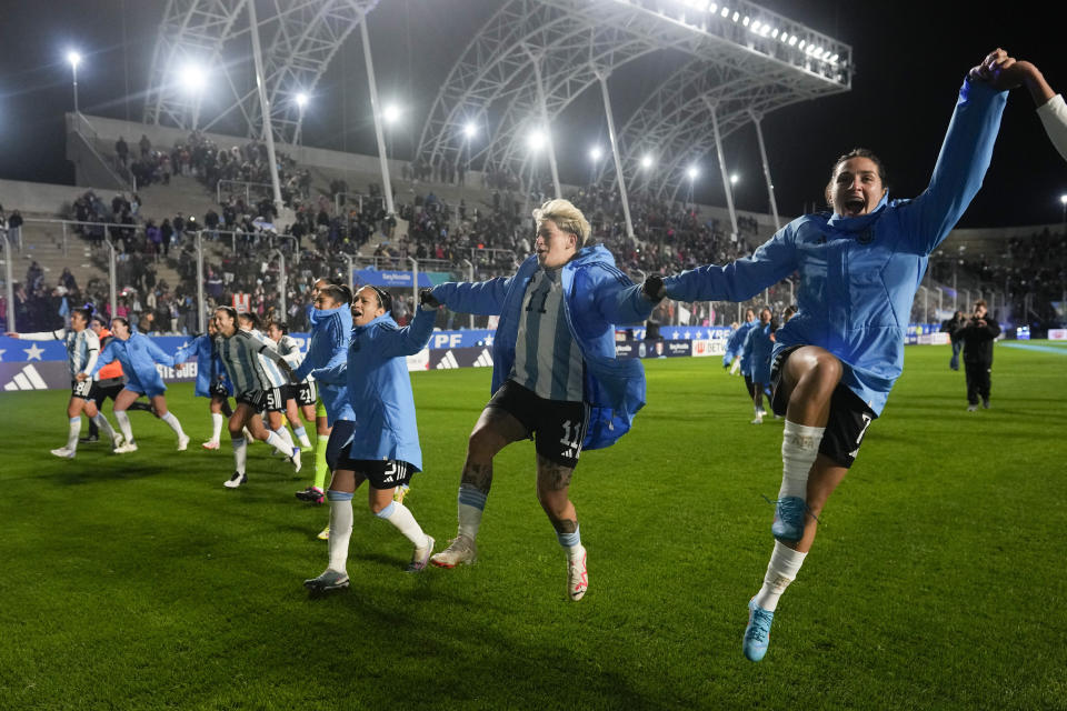 Las jugadoras de la selección de Argentina saludan a la afición al término de un amistoso contra Perú previo al Mundial femenino, el viernes 14 de julio de 2023, en San Nicolás, Argentina. (AP Foto/Natacha Pisarenko)