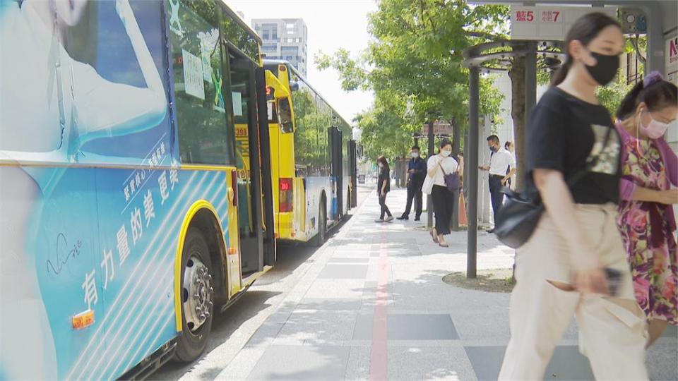 她餘額不足不敢上車！司機兇悍開廣播「喊這句話」神反轉…網嚇爛：霸氣