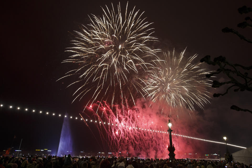 Fuegos de artificio iluminan el cielo durante los festejos por el Año Nuevo en Ginebra, Suiza, el miércoles 1 de enero de 2020. (Salvatore Di Nolfi/Keystone vía AP)