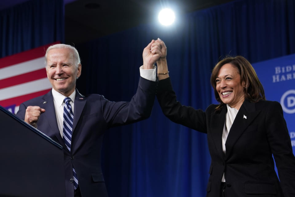 ARCHIVO - El presidente Joe Biden y la vicepresidenta Kamala Harris en el escenario de la reunión de invierno del Comité Nacional Demócrata, el 3 de febrero de 2023, en Filadelfia. (Foto AP/Patrick Semansky, Archivo)