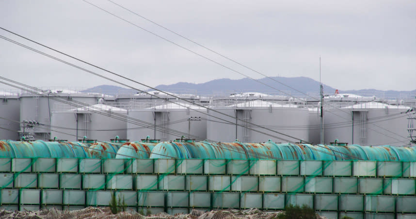 數十個受污染的儲水箱被放置在福島核電廠。（圖／達志／美聯社）