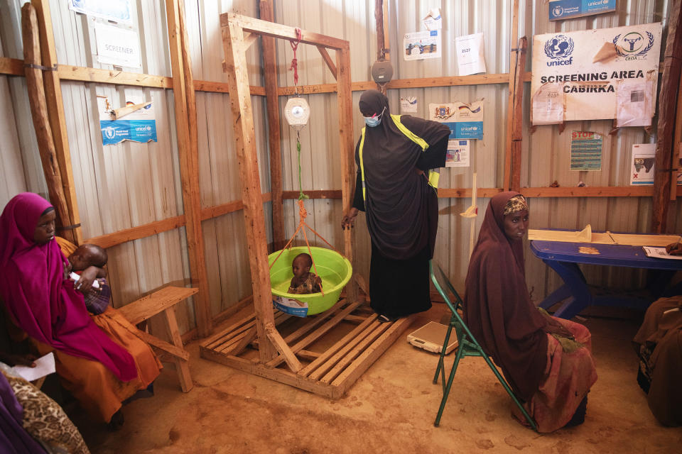 Jenny Andrianandrainy, de dos años, que sufre de desnutrición, con su madre, Sanake, en su casa en el sur de Madagascar, en junio. (Joao Silva/The New York Times)