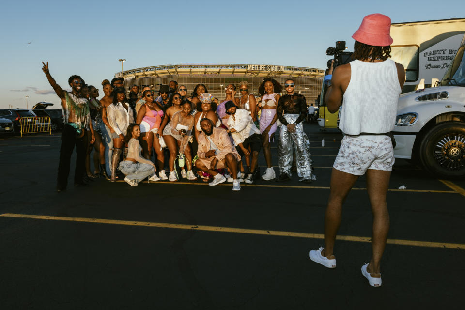 Pasajeros de un crucero de Circle Line aprendiendo la coreografía del concierto Renaissance de Beyoncé antes de su actuación en Nueva Jersey, en Nueva York, el 27 de julio de 2023. (DeSean McClinton-Holland/The New York Times)