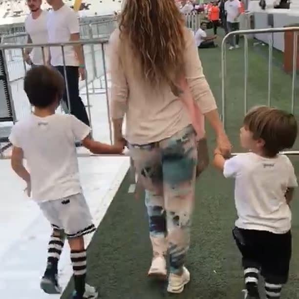 Shakira con sus hijitos en Estambul. <a href="https://www.instagram.com/shakira/?hl=en" rel="nofollow noopener" target="_blank" data-ylk="slk:Foto: Shakira /Instagram;elm:context_link;itc:0;sec:content-canvas" class="link ">Foto: Shakira /Instagram</a>