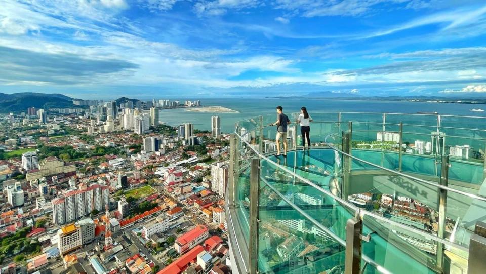 玻璃空中步道可眺望喬治市和馬六甲海峽。（翻攝The Top Rainbow Skywalk）