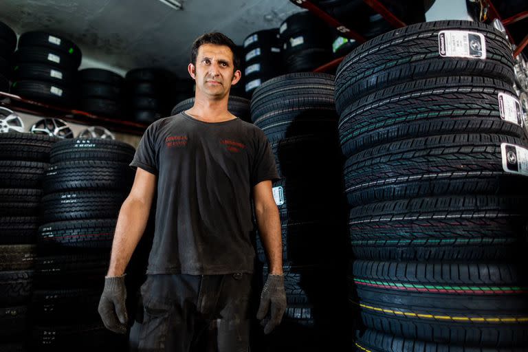 Jorge, empleado de una gomería en el polo automovilístico de la avenida Warnes, busca maneras de solucionar, por lo menos con medidas temporales, los inconvenientes de sus clientes