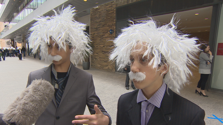 World record set in Toronto for largest group dressed as Albert Einstein