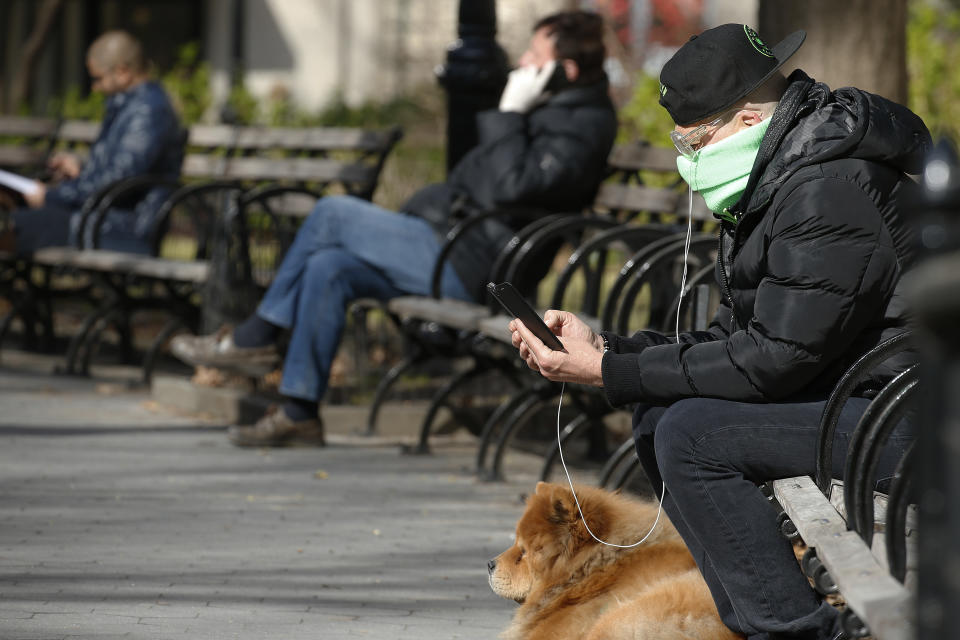 Ciudadanos de Nueva York disfrutan un día de sol en Madison Square. (Photo by John Lamparski/Getty Images)