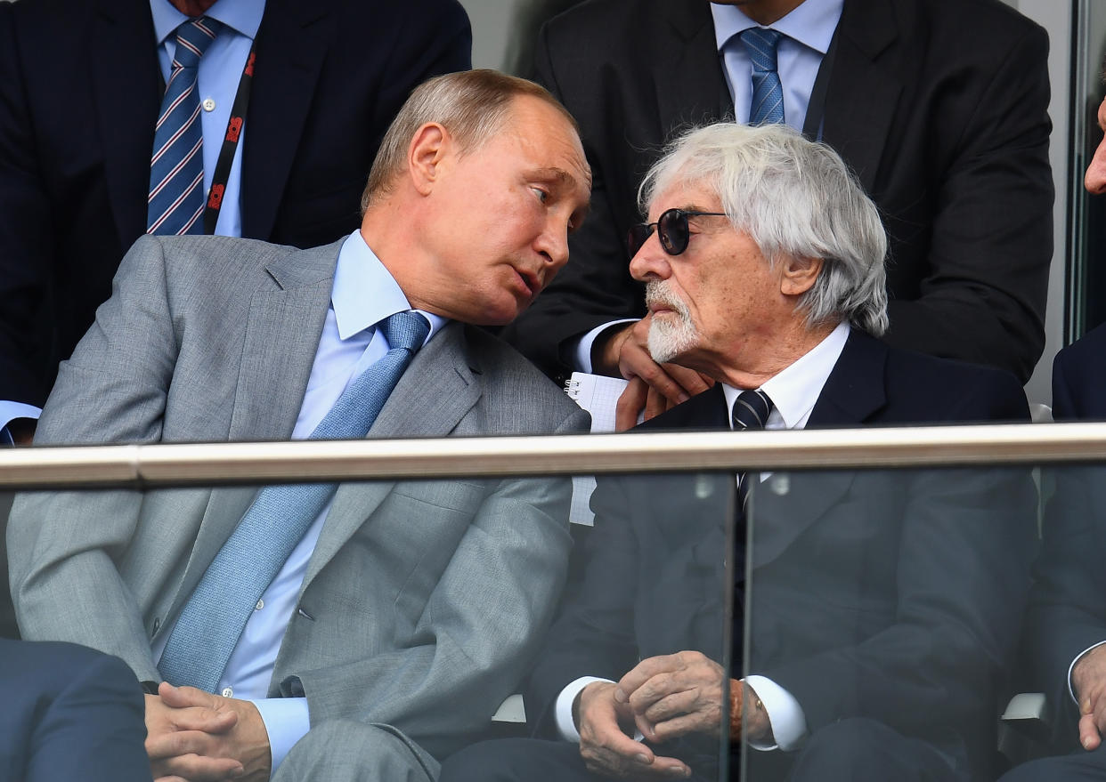 Vladímir Putin y Bernie Ecclestone charlando durante el Gran Premio de Rusia de 2018. (Foto: Clive Mason / Getty Images).