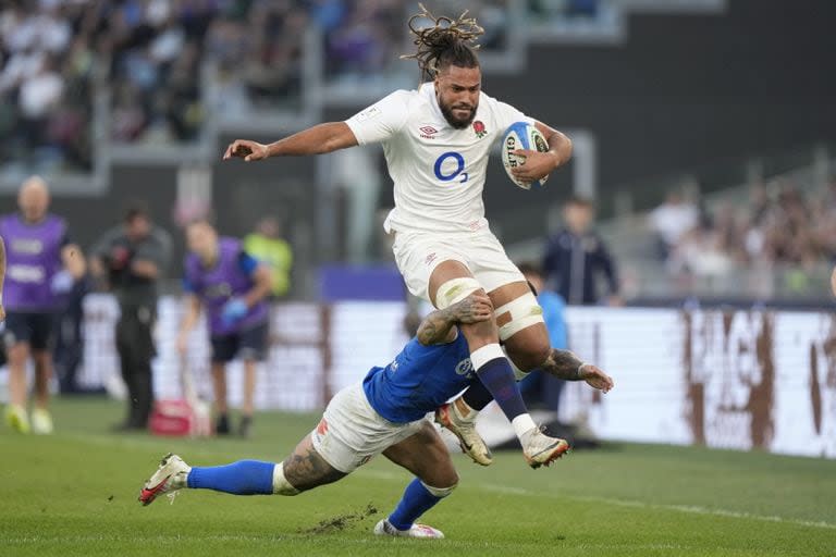 Chandler Cunningham-South en acción en el apretadísimo triunfo de Inglaterra sobre Italia en el debut en el Seis Naciones; ahora la Rosa recibirá a Gales.