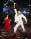 <p>In den Siebzigern kam niemand am Disco-Feeling vorbei. „Saturday Night Fever“ – vor allem Tanzgott John Travolta – ließ Herzen höherschlagen. Sein Outfit inklusive weißer Schlaghose ist seitdem ein unverkennbares Fashion-Piece. (Bild: Rex Features) </p>