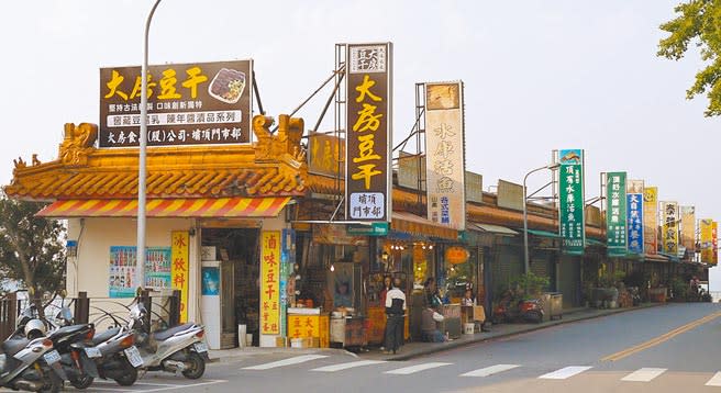 北水局收回石門水庫壩頂商店街房產土地，業者憂生計成問題。（呂筱蟬攝）