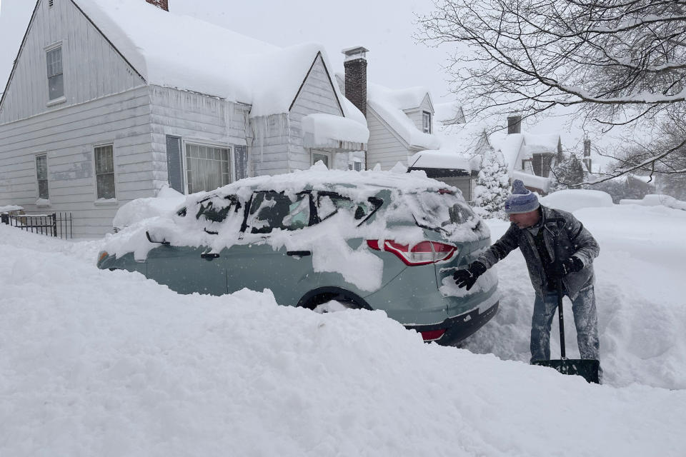 Patrick Sahr retira nieve de la entrada de su casa el miércoles 17 de enero de 2024, en Buffalo, Nueva York. (AP Foto/Carolyn Thompson)