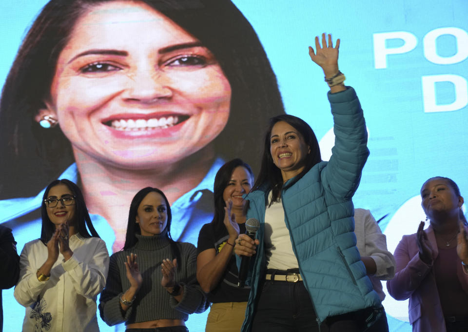 La candidata Luisa González saluda a sus seguidores tras reconocer la derrota en la carrera presidencial frente a su rival Daniel Noboa, en una intervención en el Hotel Hilton en Quito, Ecuador, el domingo 15 de octubre de 2023. (AP Foto/Dolores Ochoa)