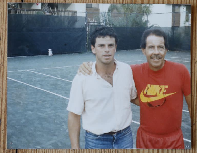 Durante uno de los tantos viajes por el tenis, Alejandro "Toto" Cerúndolo con el estadounidense Nick Bollettieri, el formador de Andre Agassi y Maria Sharapova, entre otras figuras. 