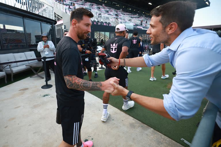 Furor en la llegada de Messi a la cancha