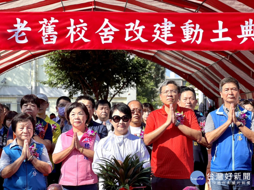 台中市長盧秀燕率與會貴賓祈求工程順利。