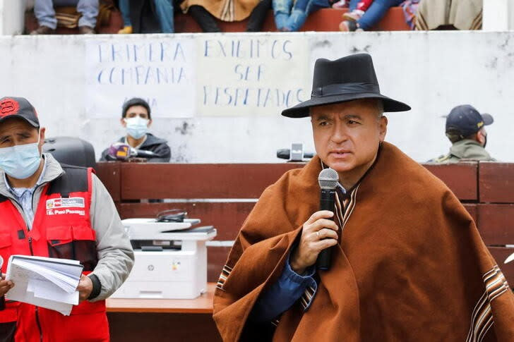 FOTO DE ARCHIVO: Victor Gobitz, presidente ejecutivo de la mina peruana de cobre Antamina, conversa con pobladores de la localidad de Aquia, en Perú. FOTO DE ARCHIVO. REUTERS/Alessandro Cinque