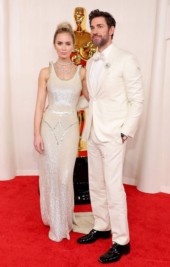 Emily Blunt lució un hermoso vestido largo, lleno de lentejuelas de Schiaparelli que combinó con collares de diamantes de Tiffany. Su pareja, John Krasinski, optó por un esmoquin blanco