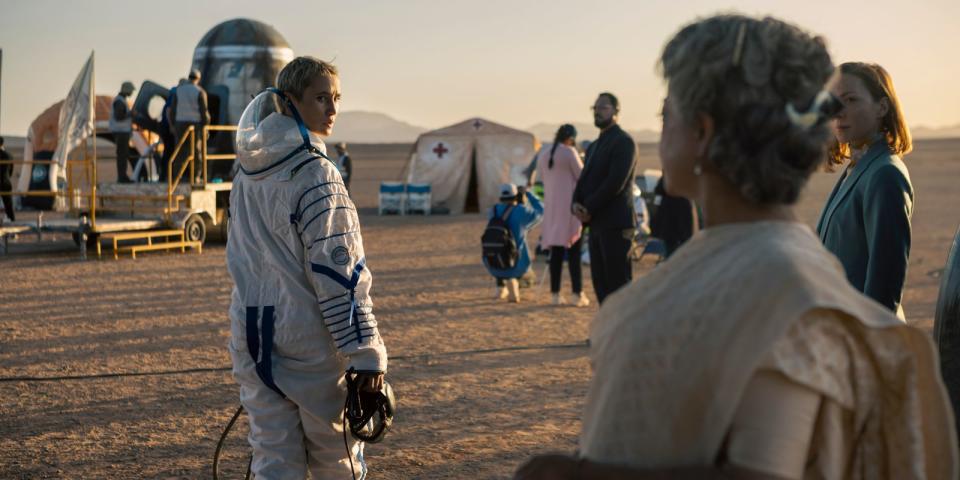 Paula (Peri Baumeister, links) reist als Astronautin einer privaten Mission auf die Internationale Raumstation. Ihre Geldgeberin Benisha Mudhi (Sheeba Chaddha) verfolgt dabei einen ganz bestimmten Zweck.  (Bild: Netflix / Anika Molnar / Sifeddine Elamine)