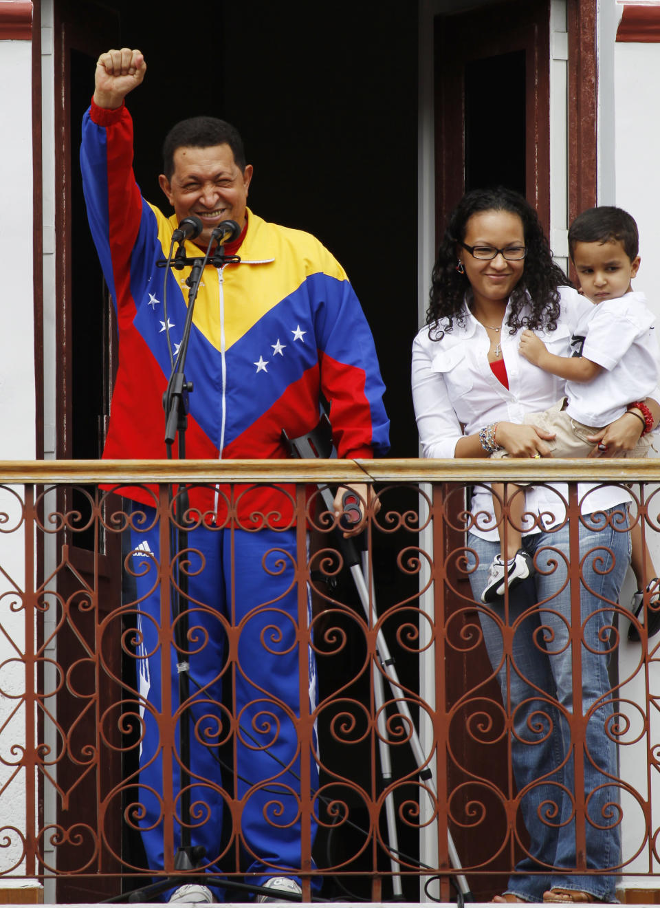 Foto del 22 de mayo de 2011 del presidente Chávez con su hija Maria y su nieto Jorge, tras su programa 'Aló Presidente', en el palacio Presidencial de Miraflores. AP Photo/Fernando Llano, File