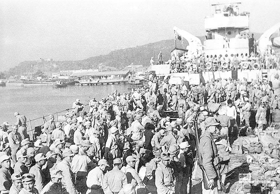 1949年10月下旬金門古寧頭戰役結束後，部份參戰官兵凱旋回到高雄港。（圖／本報檔案照片）