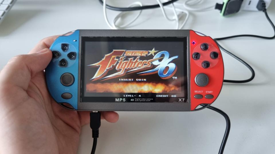 Tragbare Spielekonsole mit alten Arcade-Klassikern wie King of Fighters und Metal Slug – die man aber nur am Netzstecker nutzen kann. - Copyright: Business Insider