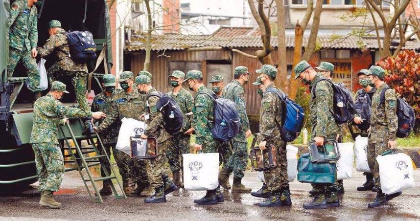 台灣兵役時間回到一年，教育部推新方案，讓大學生可以縮短上學時間，給一年去當兵。（圖／報系資料照）